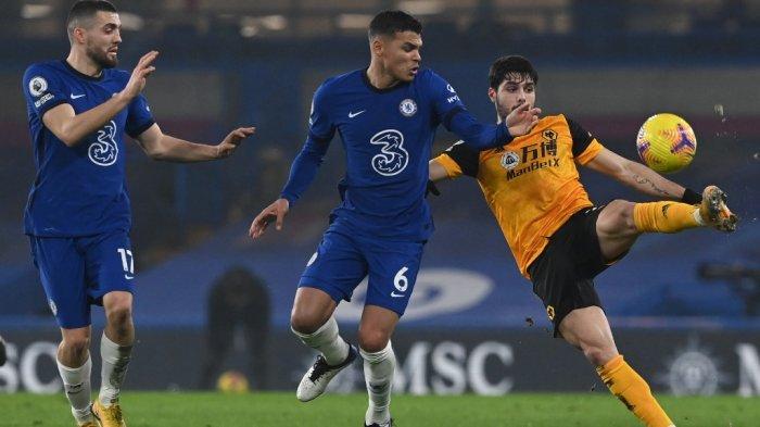 Thiago Silva dan Pedro Neto di Liga Inggris Chelsea vs Wolverhampton Wanderers di Stamford Bridge di London pada 27 Januari 2021.