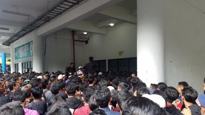Antrean penjualan secara offline tiket PSS Sleman di Stadion Maguwoharjo, beberapa tahun lalu. Kini, penjualan tiket PSS dilayani secara online dan pembayaran bisa melalui BRImo.