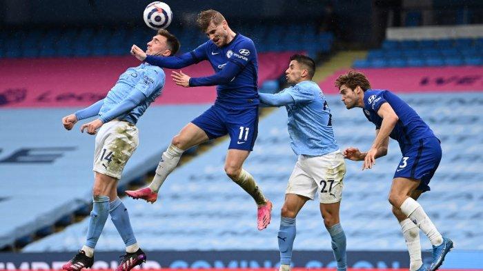Timo Werner dan Aymeric Laporte dan Joao Cancelo di Liga Inggris Manchester City vs Chelsea di Etihad Stadium di Manchester, Inggris pada 8 Mei 2021.