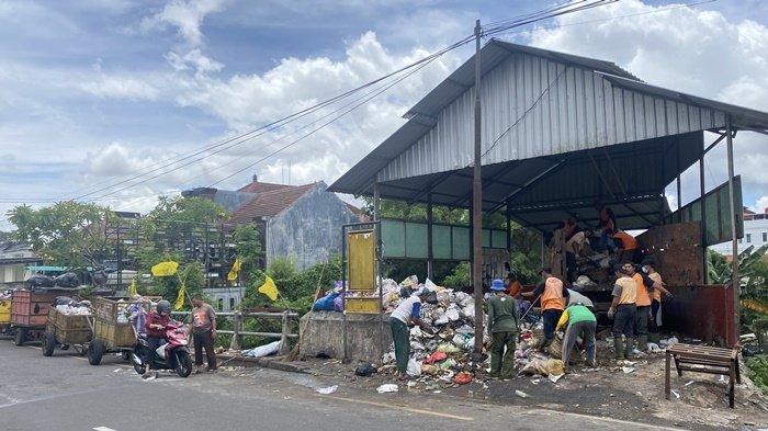 Kondisi tumpukan sampah di salah satu depo di Kota Yogyakarta saat TPA Piyungan berhenti beroperasi beberapa waktu lalu.