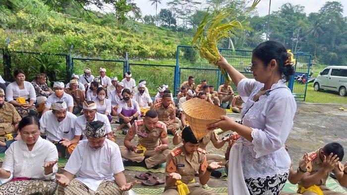 Prosesi memercikkan air suci kepada umat Hindu yang mengikuti Upacara Melasti, di Magelang, Minggu (19/3/2023).