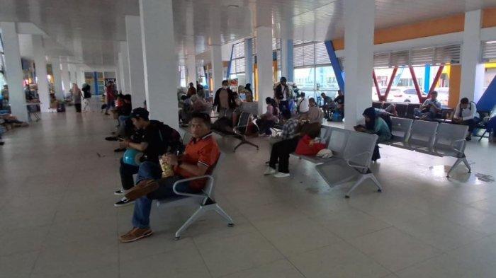 SIAP BERANGKAT – Tampak aktivitas penumpang di Pelabuhan Tengkayu Satu Kota Tarakan siap berangkat menuju rute tujuan. TRIBUNKALTARA.COM/ANDI PAUSIAH