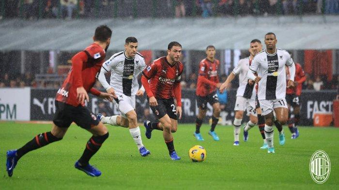 Duel pemain AC Milan kontra Udinese di Liga Italia Serie A musim 2023/2024.
