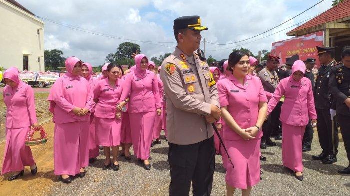 AKBP Erwin Syahputra Beserta Istri saat Pisah Sambut Kapolres Tana Tidung. (TribunKaltara.com/Rismayanti)