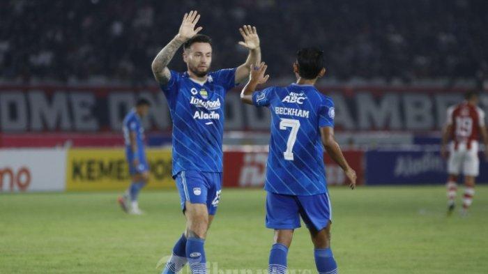 KONDISI PEMAIN PERSIB - Pesepak bola Persib Bandung, Marc Klok (kiri) tos dengan rekannya, Beckham Putra dalam lanjutan Liga 1 2023/2024 pekan 7 di Stadion Manahan, Solo, Selasa (8/8/2023) malam. Selain kondisi Marc Klok, juga ada kabar dari David da Silva jelang duel Persib Bandung kontra PSIS Semarang di Liga 1. TRIBUN SOLO/Muhammad Nursina