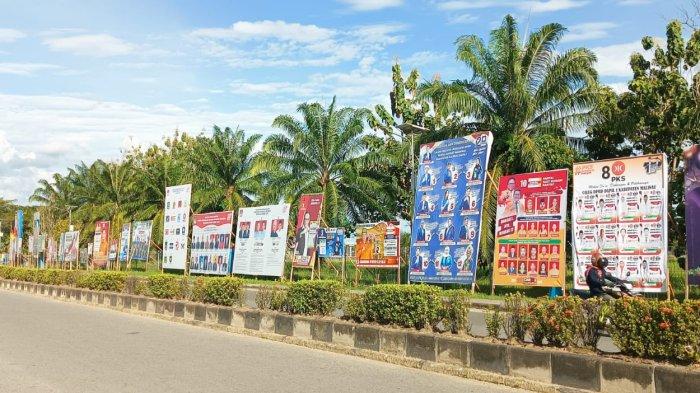Alat peraga kampanye mulai ramai terpasang di sejumlah titik wilayah Malinau Kota, Kabupaten Malinau, Kalimantan Utara, Sabtu (6/1/2023).