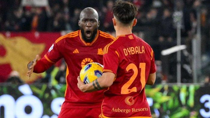Selebrasi Paulo Dybala bersama Romelu Lukaku usai mencetak gol ke gawang Atalanta dalam pertandingan Liga Italia Serie A pekan 19 di Stadio Olimpico, Senin (8/1/2024)