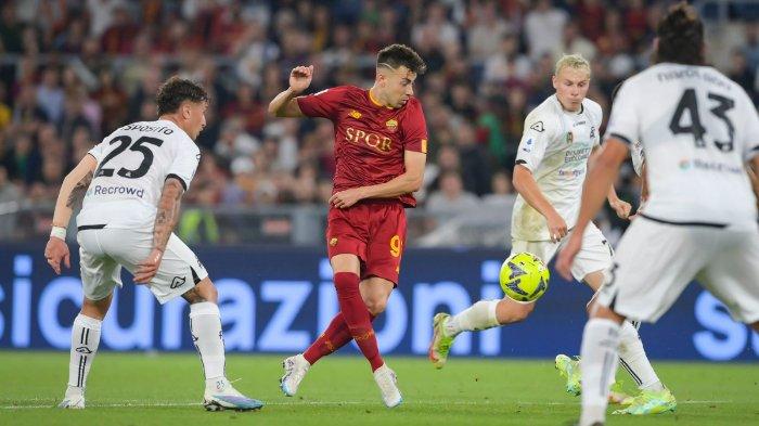 Duel pemain AS Roma, Stephan El Shaarawy melawan skuad Sevilla di babak final Liga Europa di Budapest pada 1 Juni 2023.
