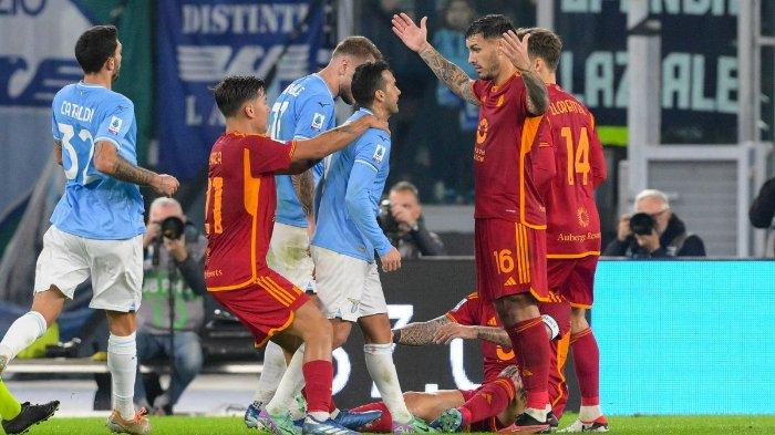 Momen ketegangan dalam pertandingan AS Roma melawan Lazio pada Liga Italia Serie A yang bertajuk Derby della Capitale di Stadio Olimpico, Senin (13/11/2023). Jose Mourinho