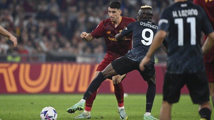 Duel Roger Ibanez dan Victor Osimhen pada laga AS Roma vs Napoli, pekan ke-11 Liga Italia Serie A di Stadion Olimpico, Senin (24/10/2022). (Twitter / @ASRomaEN)