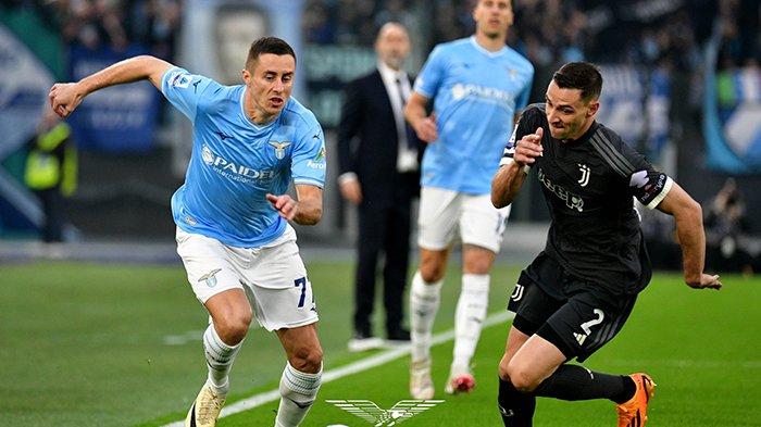 Fullback Lazio Adam Marusic (kiri) berupaya melewati pemain Juventus Mattia De Sceglio, dalam duel pekan ke-30 Liga Italia Serie A, di Olimpico, Minggu (31/3/2024). (Twitter / @OfficialSSLazio)