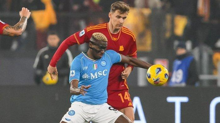 Pemain AS Roma, Diego Llorente saat berduel melawan striker Napoli, Victor Osimhen dalam pertandingan Liga Italia Serie A musim 2023/2024.