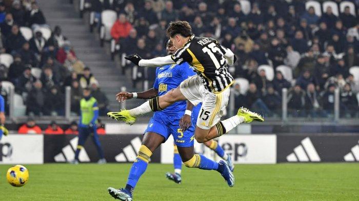 Aksi pemain Juventus, Kenan Yildiz saat membobol gawang Frosinone pada laga perempat final Coppa Italia melawan Frosinone.