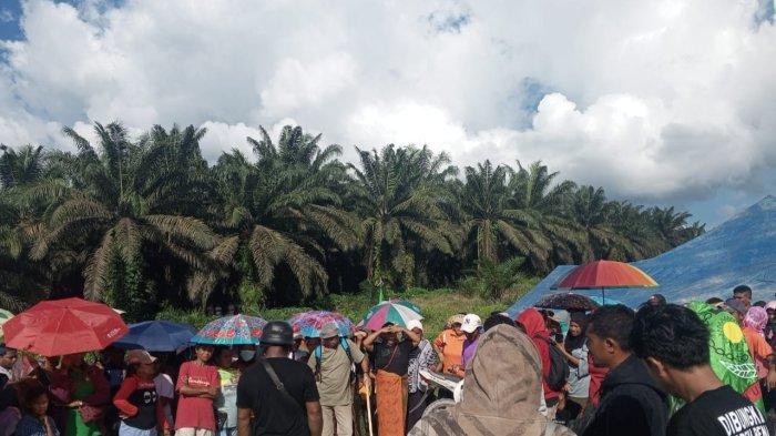 Serikat buruh yang tergabung dalam Komisariat F Hukatan KSBSI PT SIL/SIP Sebakis masih melakukan aksi mogok kerja hingga hari ini, Sabtu (11/01/2025), siang.