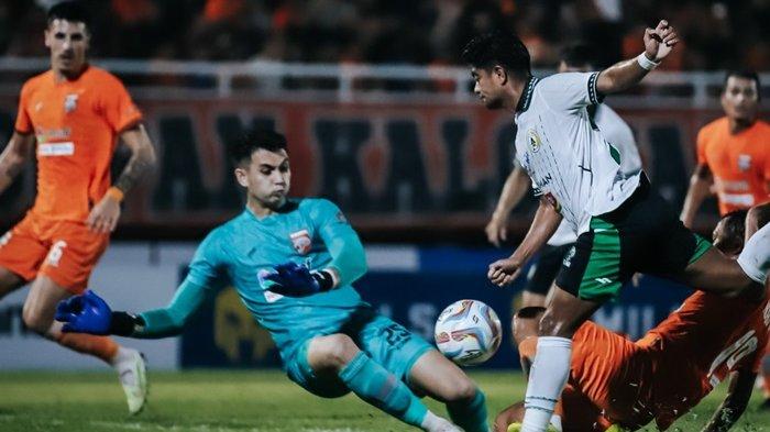 Aksi penjaga gawang Borneo FC, Nadeo Argawinata menahan bola dari pemain PSS Sleman. Super Elang Jawa keok saat tandang ke markas Pesut Etam di pekan ke-12 Liga 1, dengan skor 1-0.