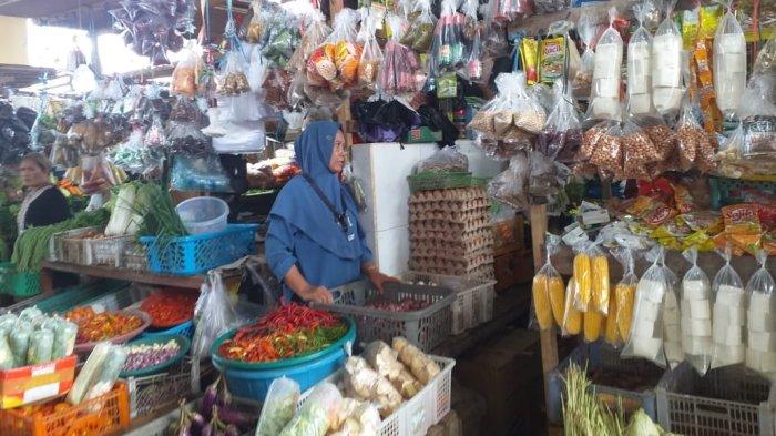 Aktivitas pedagang di Pasar Imbayud Taka Jl Jenderal Sudirman, Tideng Pale, Kecamatan Sesayap, Kabupaten Tana Tidung, Provinsi Kalimantan Utara, Selasa (9/7/2024). (TribunKaltara.com/Rismayanti)