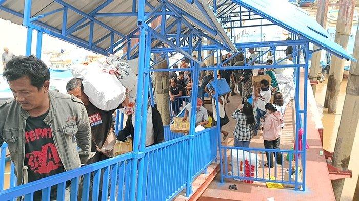 Aktivitas pengguna jasa jelang puncak arus mudik Natal 2023 di Malinau, Kalimantan Utara
(TRIBUNKALTARA.COM / MOHAMMAD SUPRI)