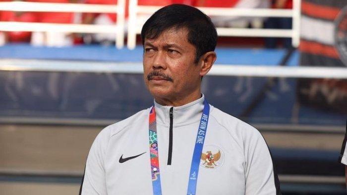 INDRA SJAFRI OUT - Pelatih timnas U-23 Indonesia, Indra Sjafri, mendampingi anak asuhnya pada laga SEA Games 2019 Grup B antara timnas U-23 Indonesia vs Laos di Stadion Imus, Filipina, Kamis (5/12/2019). Skuat Timnas Indonesia U20 gagal lolos ke Piala Dunia U20, membuat PSSI resmi melepas Indra Sjafri sebagai pelatih Dony Tri Pamungkas Cs.