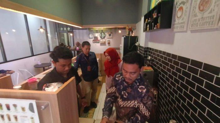 Kegiatan pemasangan alat rekam pajak di salah satu kafe berlokasi Jalan Jenderal Sudirman Kota Tarakan terus berlanjut hingga Jumat (15/9/2023)