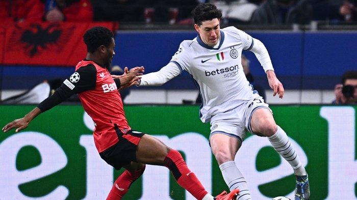Bek Inter Milan, Alessandro Bastoni mendapat pengawalan ketat dari pemain Bayer Leverkusen, pada matchday 6 Liga Champions, di BayArena, Rabu (11/12/2024). (Twitter/@Inter)