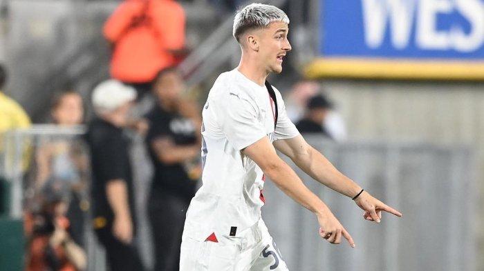 Alexis Saelemaekers dalam pertandingan pramusim 2023-2024 AC Milan di Amerika Serikat. (Instagram/@alexis.saelemaekers)
