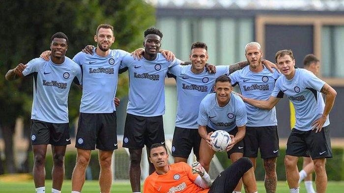 Alexis Sanchez berfoto bersama rekannya di Inter Milan dalam sesi latihan tim. (Instagram/@alexis_official1)