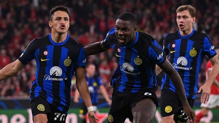 Selebrasi Alexis Sanchez (kiri) ketika mencetak gol pada laga Benfica vs Inter Milan, matchday 5 Liga Champions grup D, di Estadio Da Luz, Kamis (30/11/2023).