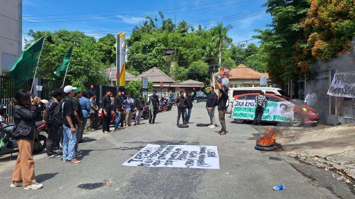 Tiga tuntutan Aliansi Aksi Tapera di depan Gedung DPRD Kota Tarakan, Senin (10/6/2024).