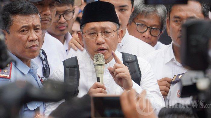 Mantan Ketua Umum Partai Demokrat Anas Urbaningrum, menyampaikan pidato usai bebas di Lapas Klas 1, Sukamiskin, Bandung, Jawa Barat, Selasa (11/4/2023). Anas Urbaningrum ditahan pada tahun 2014 dan dijatuhi hukuman 8 tahun penjara serta denda Rp 300 juta subsider 3 bulan kurungan. Anas dinyatakan terbukti bersalah melakukan korupsi dan pidana pencucian uang. Warta Kota/Angga Bhagya Nugraha