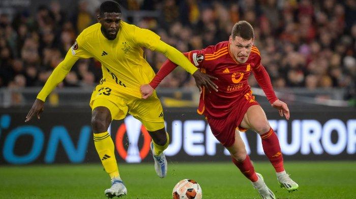 Duel pemain AS Roma, Andrea Belotti melawan pemain Sheriff Tiraspol pada matchday 6 Liga Europa, Jumat (15/12/2023).