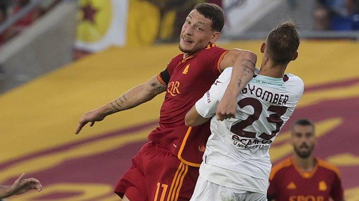 Andrea Belotti berduel dengan Norbert Gyoember pada pertandingan giornata 1 Liga Italia Serie A, antara AS Roma vs Salernitana di Stadion Olimpico, Senin (21/8/2023). (Twitter / @OfficialASRoma)