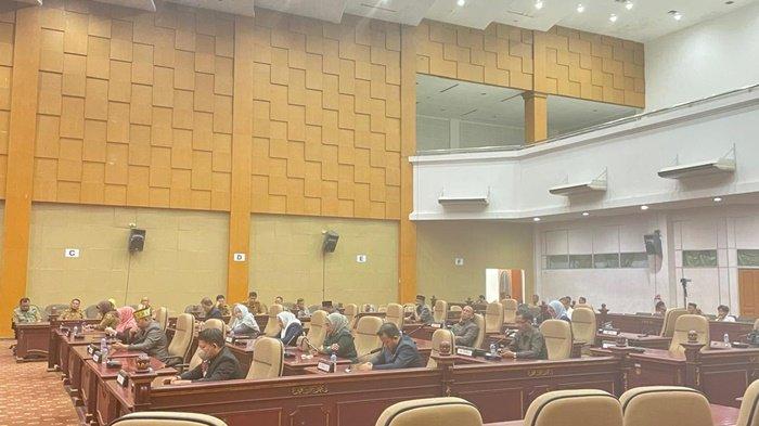 Anggota Banggar DPRD Nunukan, Gad Khaleb menyampaikan catatan kepada Pemkab Nunukan dalam sidang Paripurna tentang nota kesepakatan terhadap Rancangan Kebijakan Umum Anggaran (KUA) dan Rancangan Prioritas Plafon Anggaran Sementara (PPAS) Anggaran
Pendapatan dan Belanja Daerah (APBD) Kabupaten Nunukan TA 2025, Senin (05/08/2024), sore.