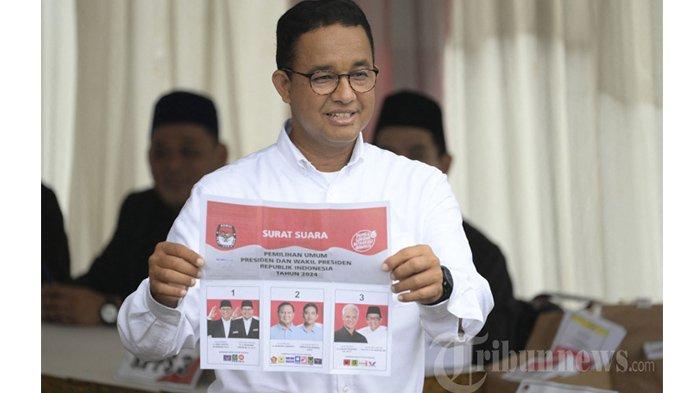 Kandidat presiden Anies Baswedan memegang surat suara saat pemungutan suara berlangsung dalam pemilihan umum presiden dan legislatif di Indonesia di sebuah TPS di Jakarta pada tanggal 14 Februari 2024. - Pemungutan suara dimulai pada tanggal 14 Februari dalam pemilihan umum presiden, nasional dan provinsi di lebih dari 800.000 TPS di seluruh penjuru Indonesia. negara ini, dengan hampir 205 juta orang berhak memberikan suara mereka. (Photo by BAY ISMOYO / AFP)
