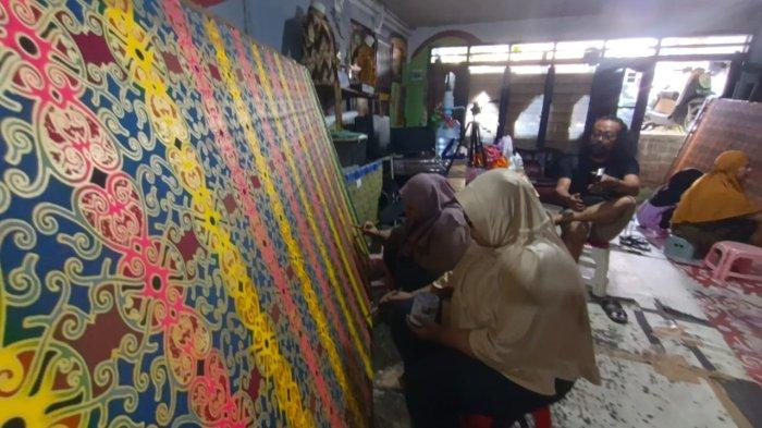 Anto Gondrong, seniman asal Tarakan, pelopor industri batik pertama di Kaltara.