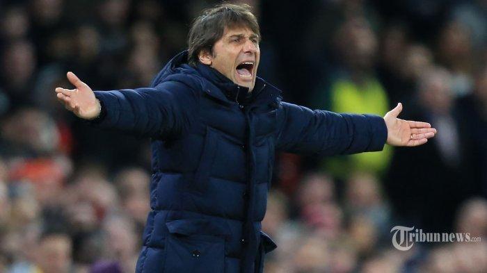 Ekspresi pelatih Tottenham Hotspur asal Italia, Antonio Conte di pinggir lapangan dalam laga lanjutan Liga Inggris antara Manchester United melawan Tottenham Hotspur di Stadion Old Trafford, Manchester, Inggris barat laut, Minggu (13/3/2022) dini hari WIB. Setan Merah berhasil menundukkan Spurs dengan skor 3-2 (2-1) berkat hattrick Cristiano Ronaldo. AFP/LINDSEY PARNABY