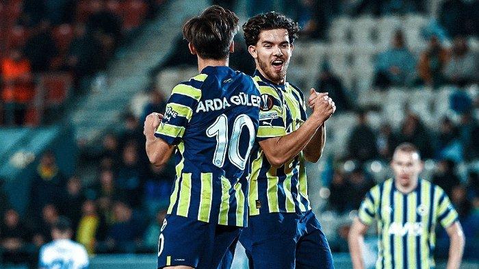 Duo pemain Fenerbahce Arda Guler dan Ferdi Kadioglu - Keduanya kini jadi rebutan AC Milan dan Napoli di bursa transfer Liga Italia.