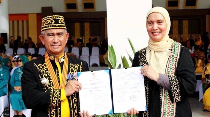 Kepala Cabang Tarakan BPJS Kesehatan, Asnila Dewi Harahap usai menyerahkan penghargaan apresiasi UHC kepada Walikota Tarakan Khairul