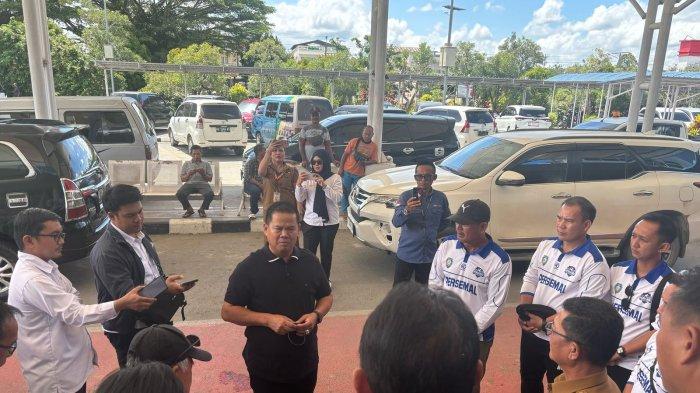 SAMBUT KEPULANGAN PERSEMAL - Sekretaris Daerah Malinau sekaligus Ketua Umum KONI Malinau, Ernes Silvanus, usai menyambut kesebelasan Persemal di Bumi Intimung, Selasa (29/4/2025). Meski gagal melaju ke babak selanjutnya, pemain diapresiasi telah menampilkan performa terbaik.