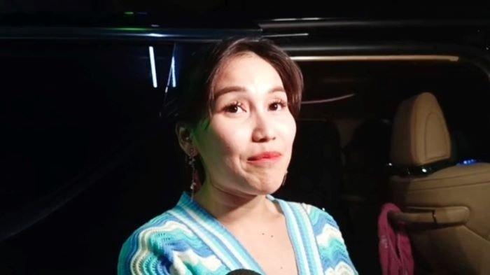 AYU TING TING - Ayu Ting Ting ditemui di kawasan Tendean, Jakarta Selatan, Senin (1/7/2024). Diduga kelelahan gegara perayaan ulang tahun, Ayu Ting Ting dirawat di rumah sakit..