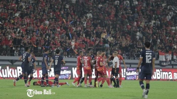 BALI UNITED TAKLUK - Bali United Vs Arema FC pada laga pekan keempat Liga 1 2022-2023 di Stadion I Wayan Dipta, Gianyar, Sabtu 13 Agustus 2022 malam. Jajaran Stefano Cugurra alias Teco beber adanya kesalahan penggawa Serdadu Tridatu julukan Bali United saat takluk lawan Arema FC di Liga 1.