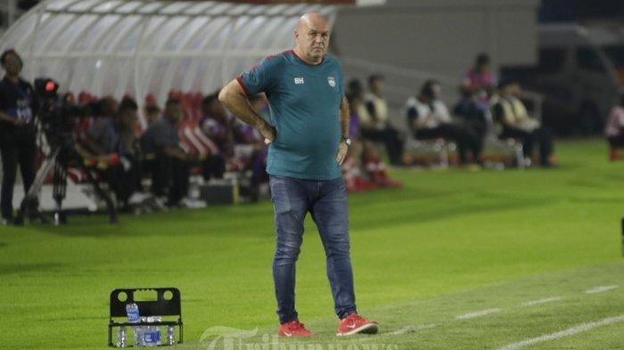 BANTAI SEMEN PADANG - Pelatih Persib Bandung, Bojan Hodak di tepi lapangan dalam lanjutan Liga 1 2023/2024 pekan 7 di Stadion Manahan, Solo, Selasa (8/8/2023) malam. Inilah reaksi pelatih Persib Bandung Bojan Hodak seusai tim berjuluk Pangeran Biru tersebut bantai Semen Padang 4-1 di pekan ke-27 Liga 1.