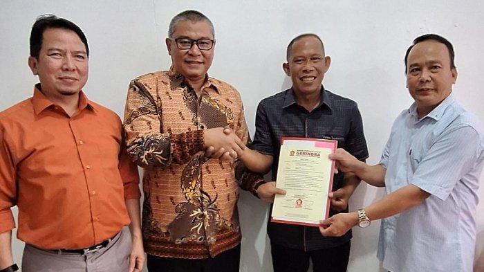 Bakal calon bupati Bulungan, Syarwani (dua dari kanan) saat menerima surat rekomendasi dari DPP Partai Gerindra belum lama ini.