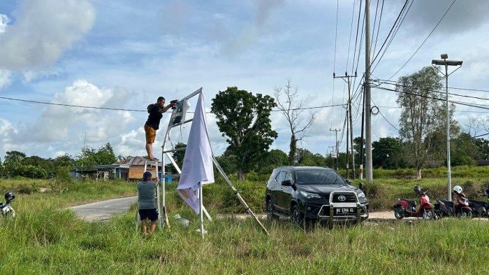 Kondisi baliho rusak dan dipasang kembali oleh pelaku. Sebelumnya baliho itu dibangun sebagai penanda kawasan Perumahan Griya Oke Permai yang juga masuk program kerja Wali Kota Tarakan, dr.H.Khairul,M.Kes periode 2019-2024.