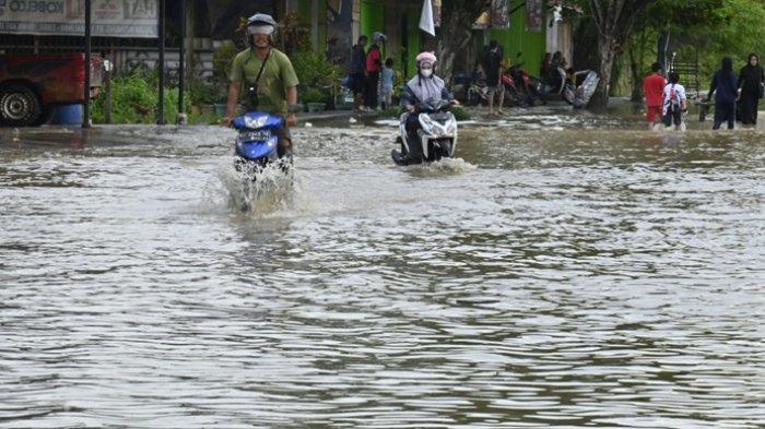 Banjir Pertama tahun 2024 di ibu kota Kabupaten Malinau, Kalimantan Utara, Jumat (12/7/2024) sore. Warga diimbau berhati-hati kemungkinan banjir meluas
(TRIBUNKALTARA.COM / MOHAMMAD SUPRI)