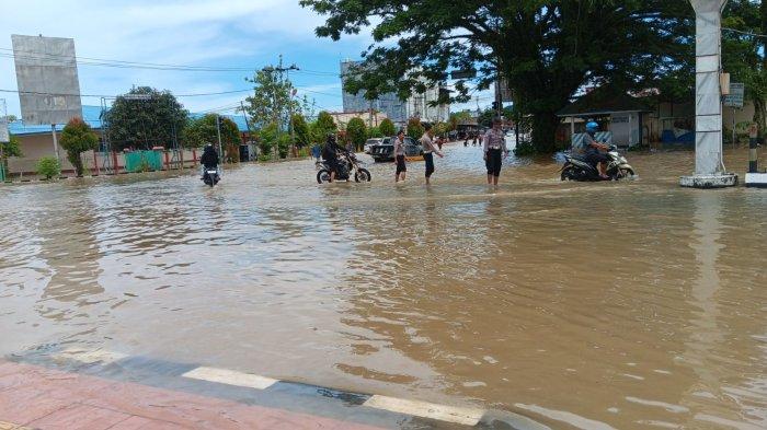 BANJIR TANJUNG SELOR – Beberapa ruas jalan di Tanjung Selor yang masih dikepung Banjir, Selasa (20/5/2025). Simak kumpulan pantun tema banjir, berisi pesan positif ajakan menjaga lingkungan.