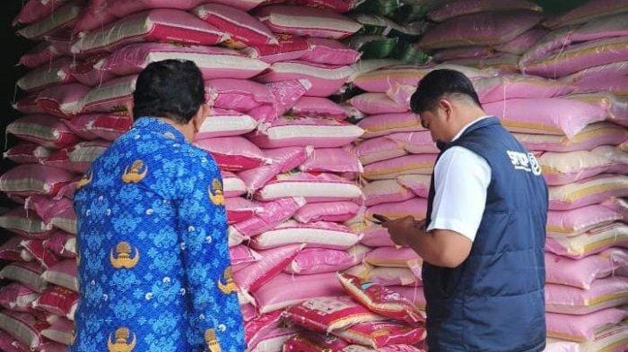 BERAS DI NUNUKAN - Kasi Pengendalian Barang Pokok, Penting dan Pemasaran Produk Dalam Negeri Dinas Koperasi, UMKM, Perindustrian dan Perdagangan (DKUPP) Kabupaten Nunukan, Abdul Rahman saat mengecek beras yang didatangkan dari Sulawesi Selatan. Foto diambil pada Juli 2025.