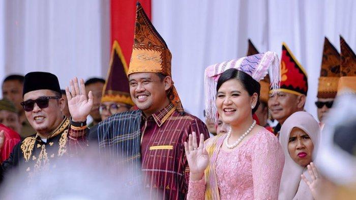 Potret Bobby Nasution dan Kahiyang Ayu dalam balutan busana adat Sumatera Utara.