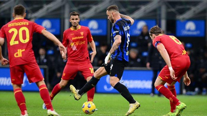 Bomber Inter Milan Marko Arnautovic berusaha melewati kepungan pemain Lecce dalam duel kedua tim di Liga Italia pekan ke-17, Minggu (24/12/2023) dini hari WIB. (Twitter/@Inter)