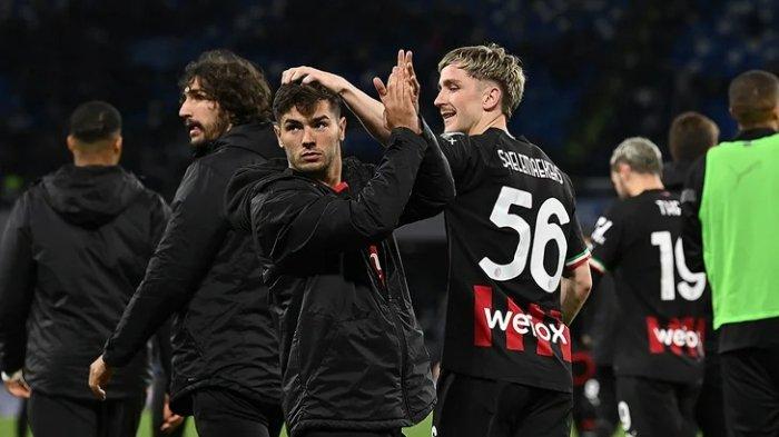 Selebrasi pemain AC Milan, Brahim Diaz dan Alexis Saelemaekers setelah menang kontra Napoli di Liga Italia Serie A giornata 28 pada Senin (3/4/2023).