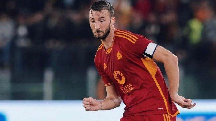 INCARAN AC MILAN - Pemain AS Roma, Bryan Cristante saat tampil di Liga Italia Serie A musim 2023/2024. Gelandang asal Italia ini menjadi incaran AC Milan di bursa transfer musim dingin 2025. Rossoneri sedang berupaya memulangkannya jelang Deadline Day, Senin (3/2/2025).